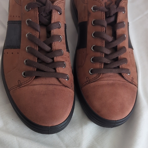Ecco Black and Brown Sneakers with Casual Lace-Up Design - Picture 3 of 12